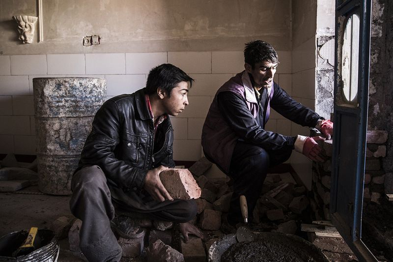 © Nazanin Tabatabaee Yazdi - Sometimes Behzad gives neighbors a hand in construction projects for a small wage.