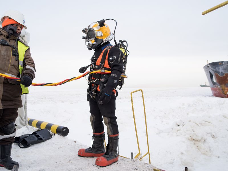© charles xelot - A diver will spend 3-4 hours working under ice on the berth of an industrial site.