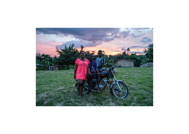 © Carolin Hirschfeld - Image from the OPAREKROM - COCOA COMMUNITY - TAKE CARE photography project