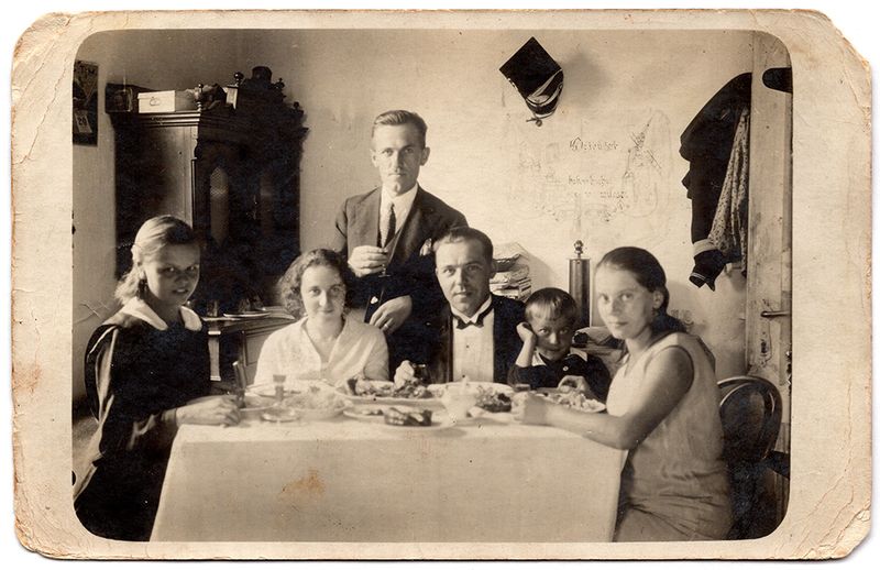 © Dominika Muszynska - 1930s, young couple Bogdan and Leontyna in the company of their cousins. Before they move to Poznań.