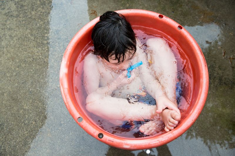 © Karen Haberberg - DARUS FEELS MORE COMFORTABLE IN SMALL SPACES.