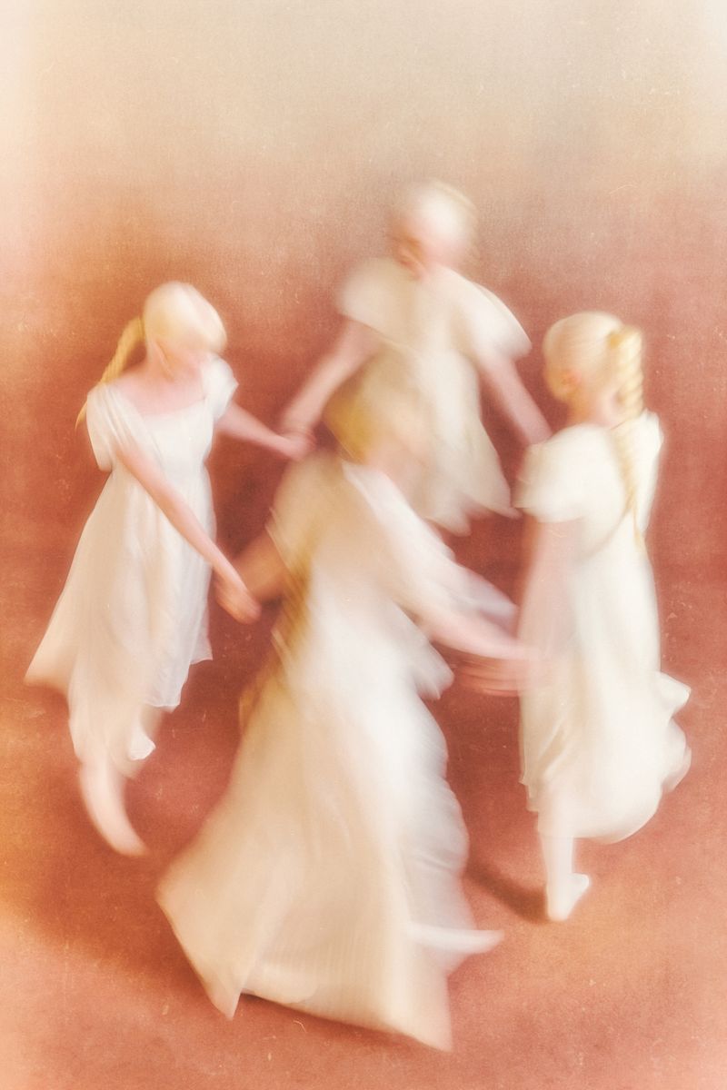© Minh Nhon - Soft Descent