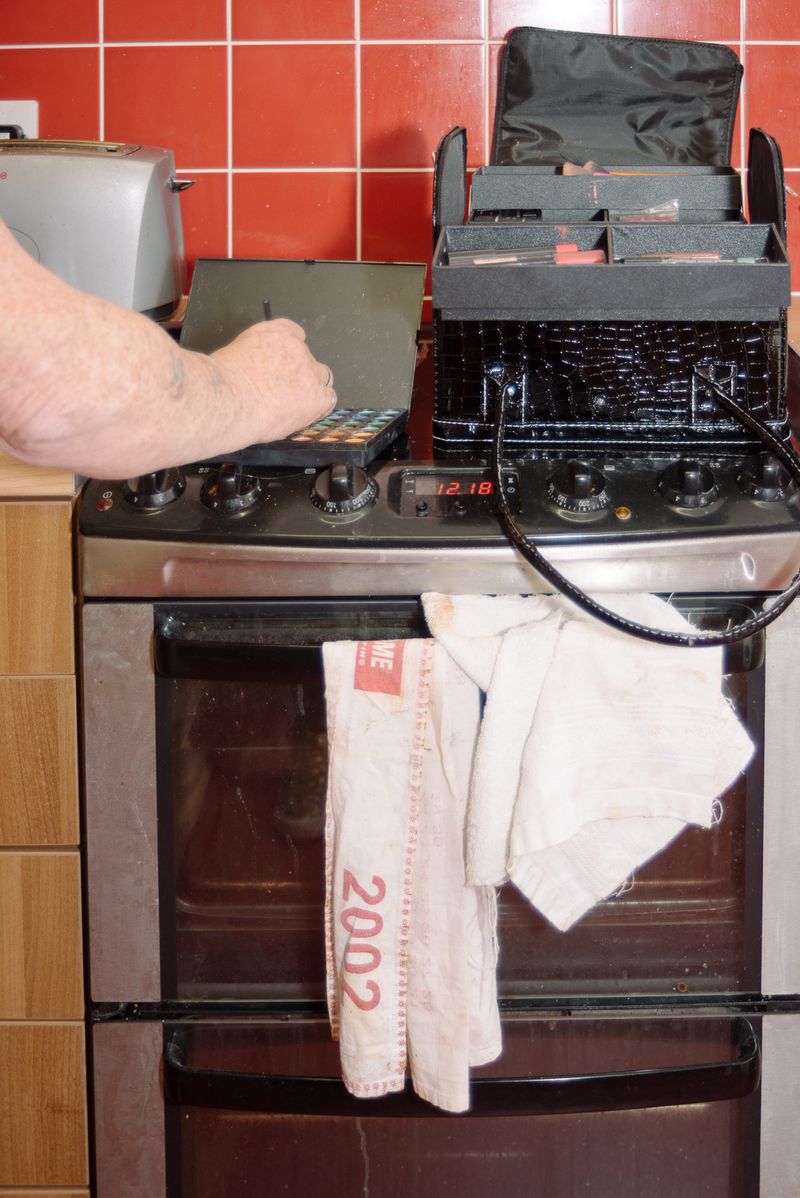 © Emma Wilson - Janet making herself up at home