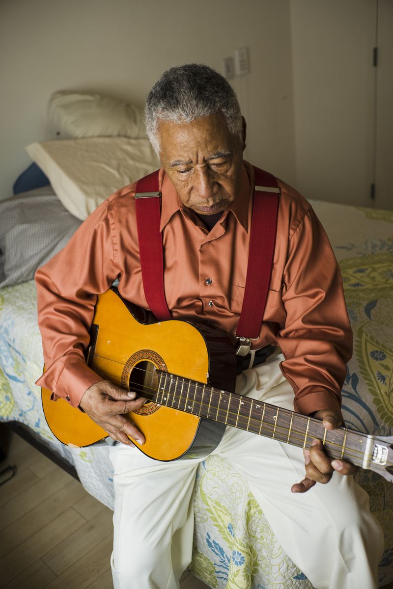 © Jaime Permuth - Strumming a guitar and singing old Ecuadorian songs helps alleviate the pain of solitude.
