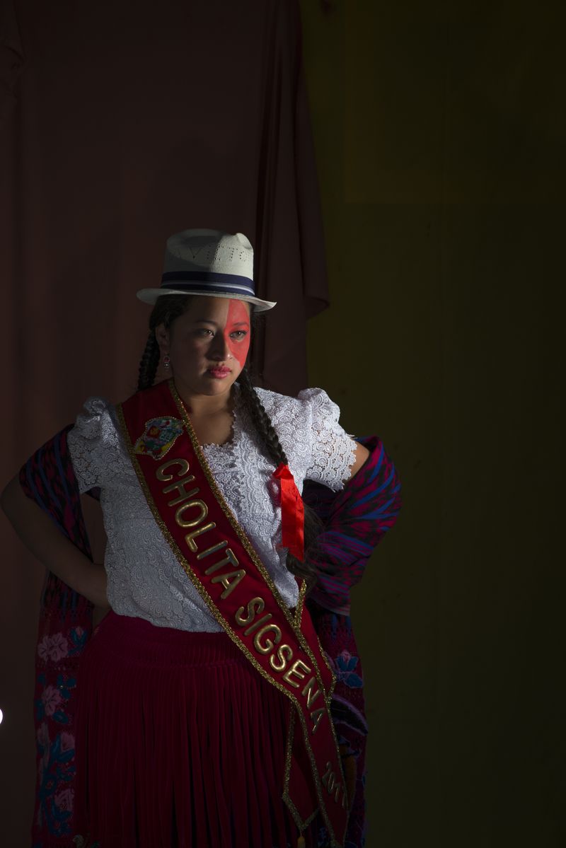 © iLa Coronel - Image from the Cholita sigseña photography project