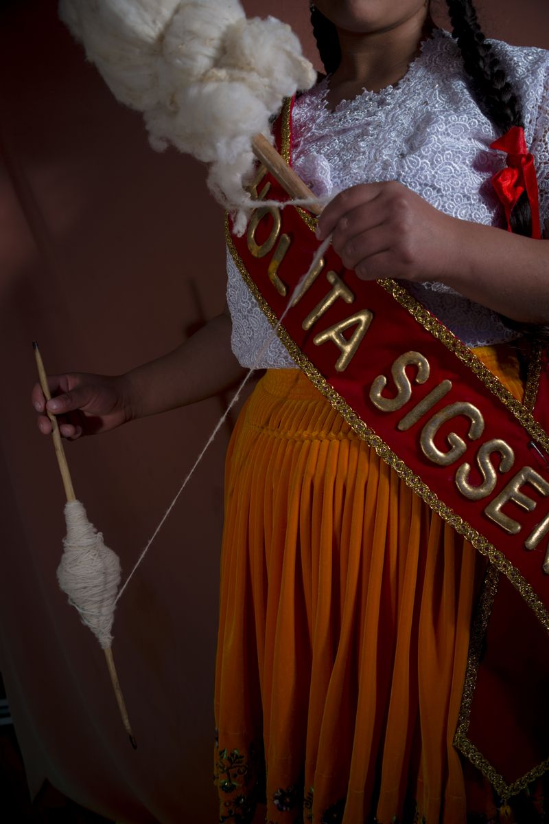 © iLa Coronel - Image from the Cholita sigseña photography project
