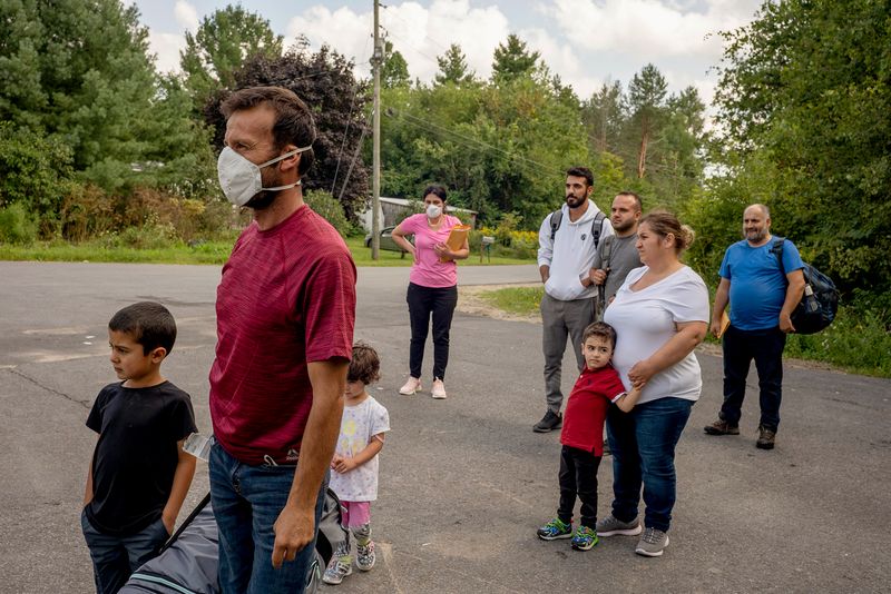 © Ruth Kaplan - Asylum-seekers arrive at Roxham Road border site.