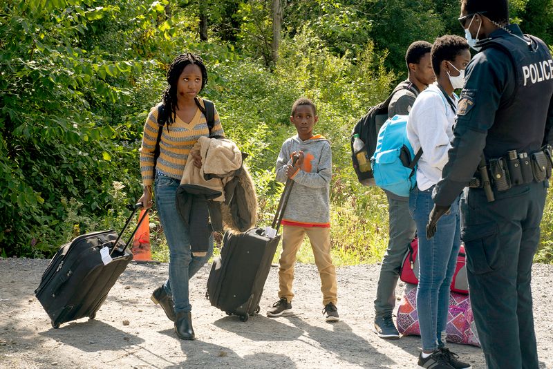 © Ruth Kaplan - Asylum-seekers crossing into Canada being addressed by Canadian border police.