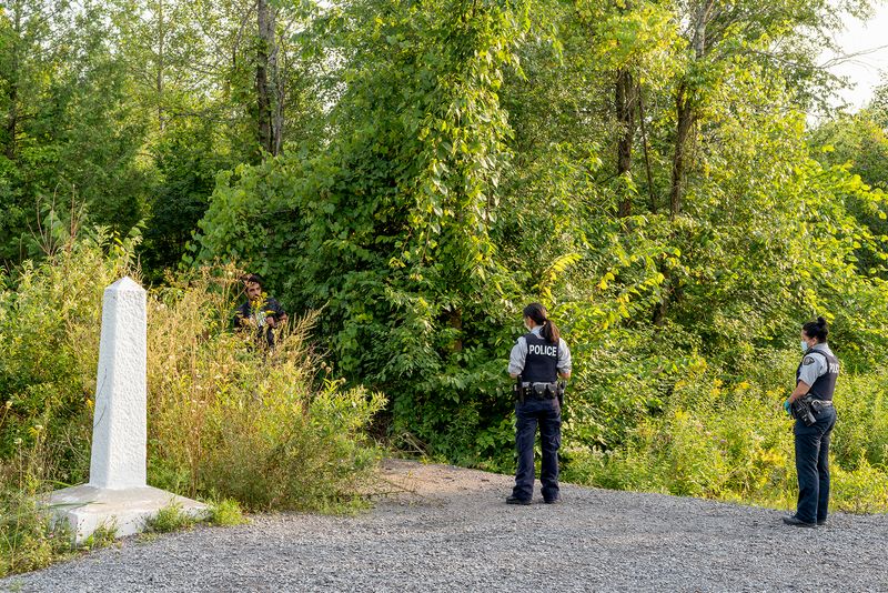 © Ruth Kaplan - Canadian Border Police addressing asylum-seekers.