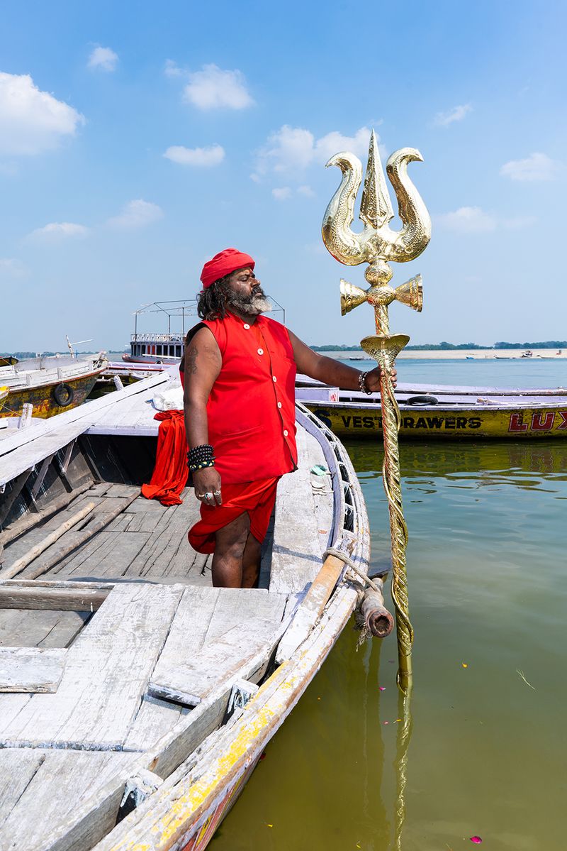 © Kanrapee Chokpaiboon - A priest holding the holy weapon of Shiva god for. He's praying in Ganges River.