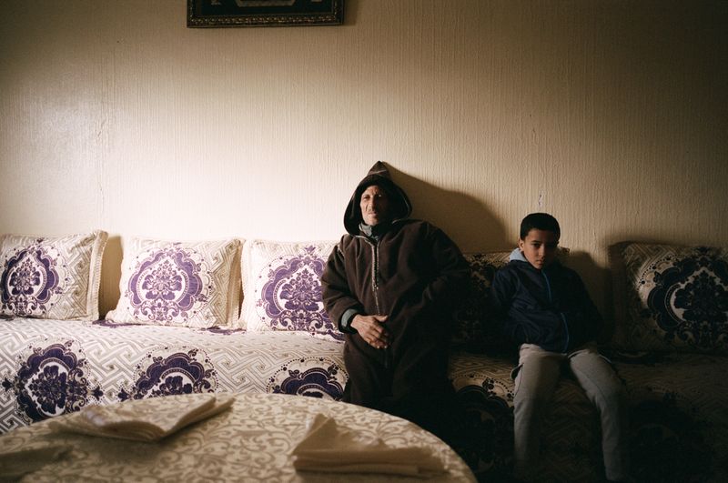 © Daniel Guix - Mostafa and his son, waiting for his wife to prepare breakfast