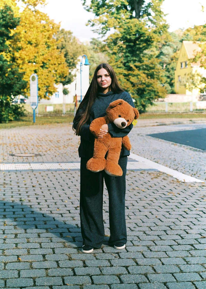 © Andrés Solla - Alexandra holding a bear