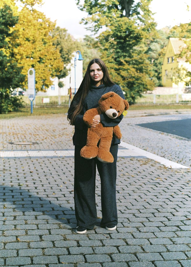 © Andrés Solla - Alexandra holding a bear