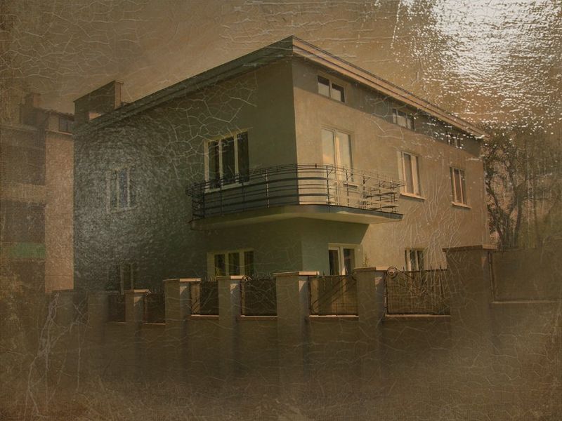 © Andrei  Kolyaskin - Living  house  from  first  part  of  20th  century  in  town  Drogobych  of  Lviv  region , Ukraine .