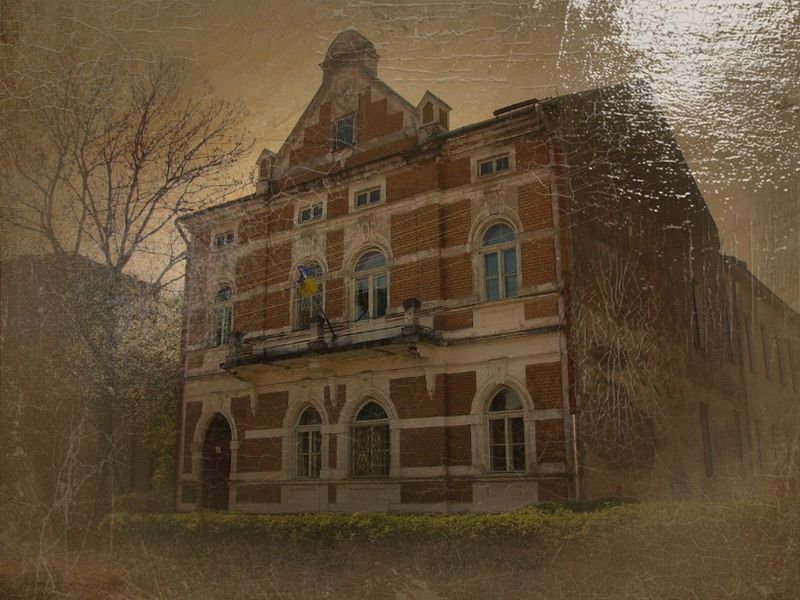 © Andrei  Kolyaskin - Living  house  from  19th  century  in  town  Drogobych  of  Lviv  region , Ukraine .