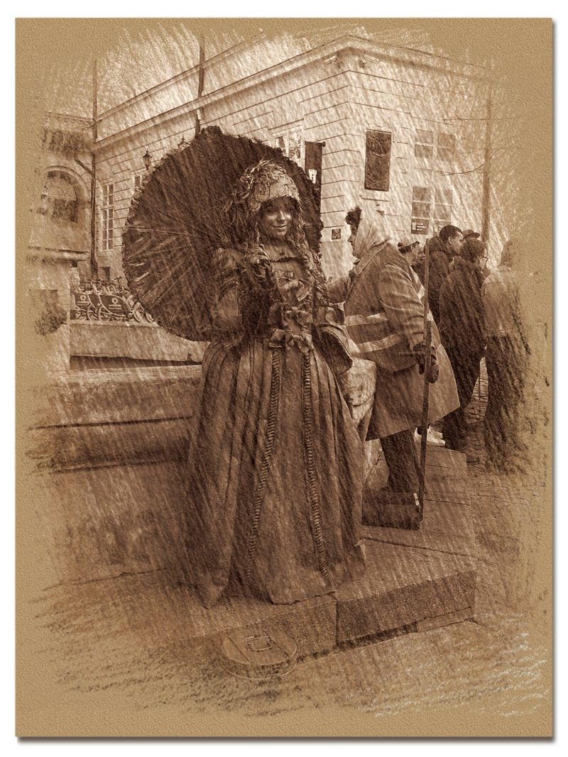 © Andrei  Kolyaskin - Living  sculpture  on  the  central  part  of  Lviv  City , Ukraine .