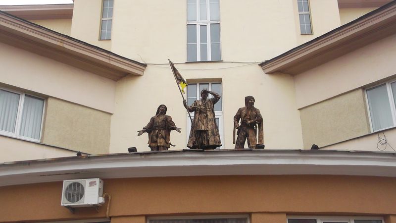 © Andrei  Kolyaskin - Living  sculptures  on  the  Independence  Day  in  Ivano - Frankivsk  City , Ukraine .