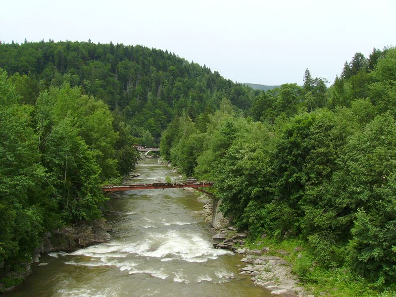 © Andrei  Kolyaskin - River  Prut  and   Carpatian  mountains  in  Carpatian  town  Yaremche  of  Ivano - Frankivsk  region , Ukraine .