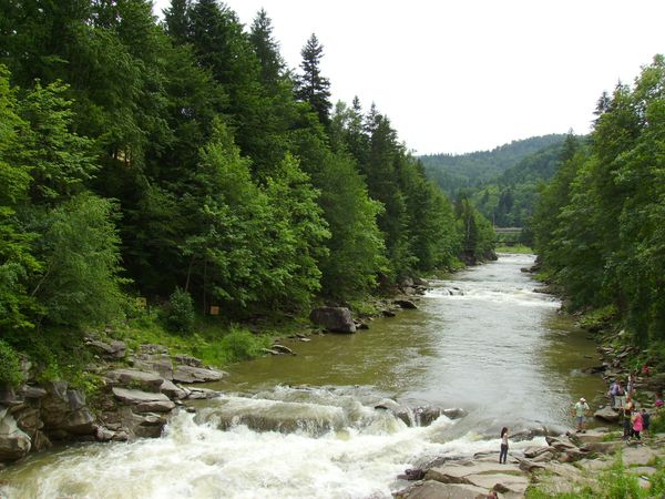 © Andrei  Kolyaskin - River  Prut  and  Carpatian  mountains  in  Carpatian  town  Yaremche  of  Ivano - Frankivsk  region , Ukraine .