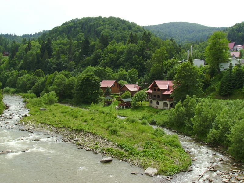 © Andrei  Kolyaskin - River  Prut  and   Carpatian  mountains  in  Carpatian  town  Yaremche  of  Ivano - Frankivsk  region , Ukraine .