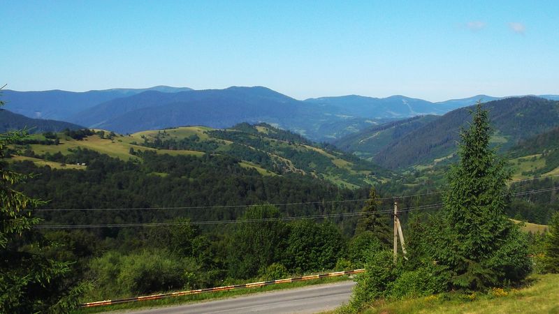© Andrei  Kolyaskin - Wiew  on  Carpatian  mountains  on  the  Synevir  pass  in  Mezhygirya  area  of  Zacarpatian  region , Ukraine .