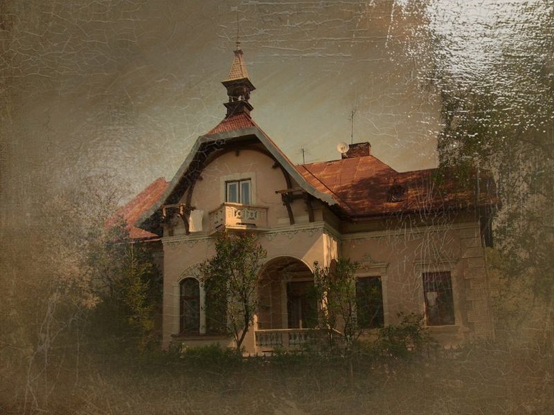 © Andrei  Kolyaskin - Living  house  from  19th  century  in  town  Drogobych  of  Lviv  region , Ukraine .