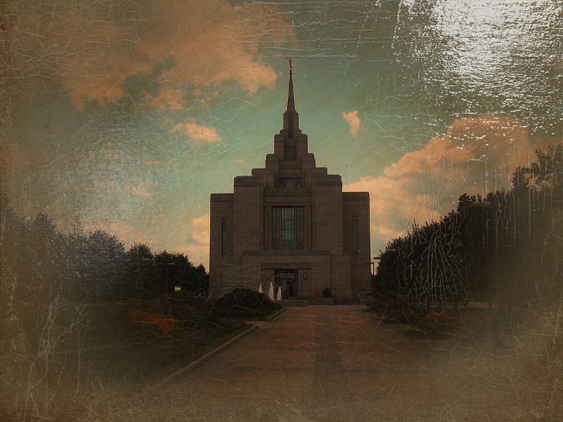 © Andrei  Kolyaskin - Image from the Ukrainian  Kyiv  Temple  in  oil  painting  3 photography project