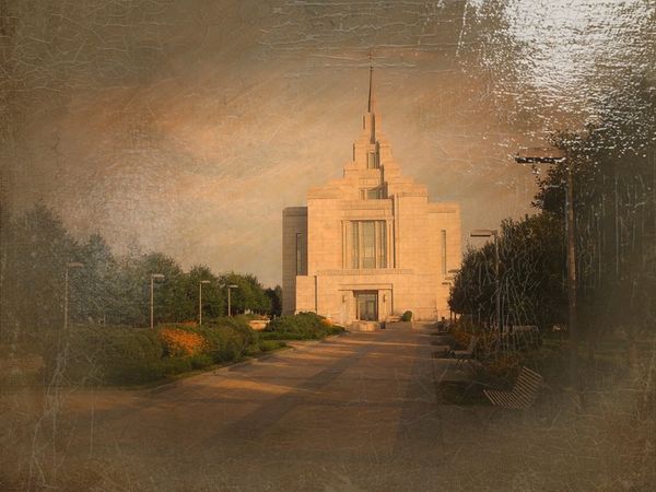 © Andrei  Kolyaskin - Image from the Ukrainian  Kyiv  Temple  in  oil  painting  2 photography project
