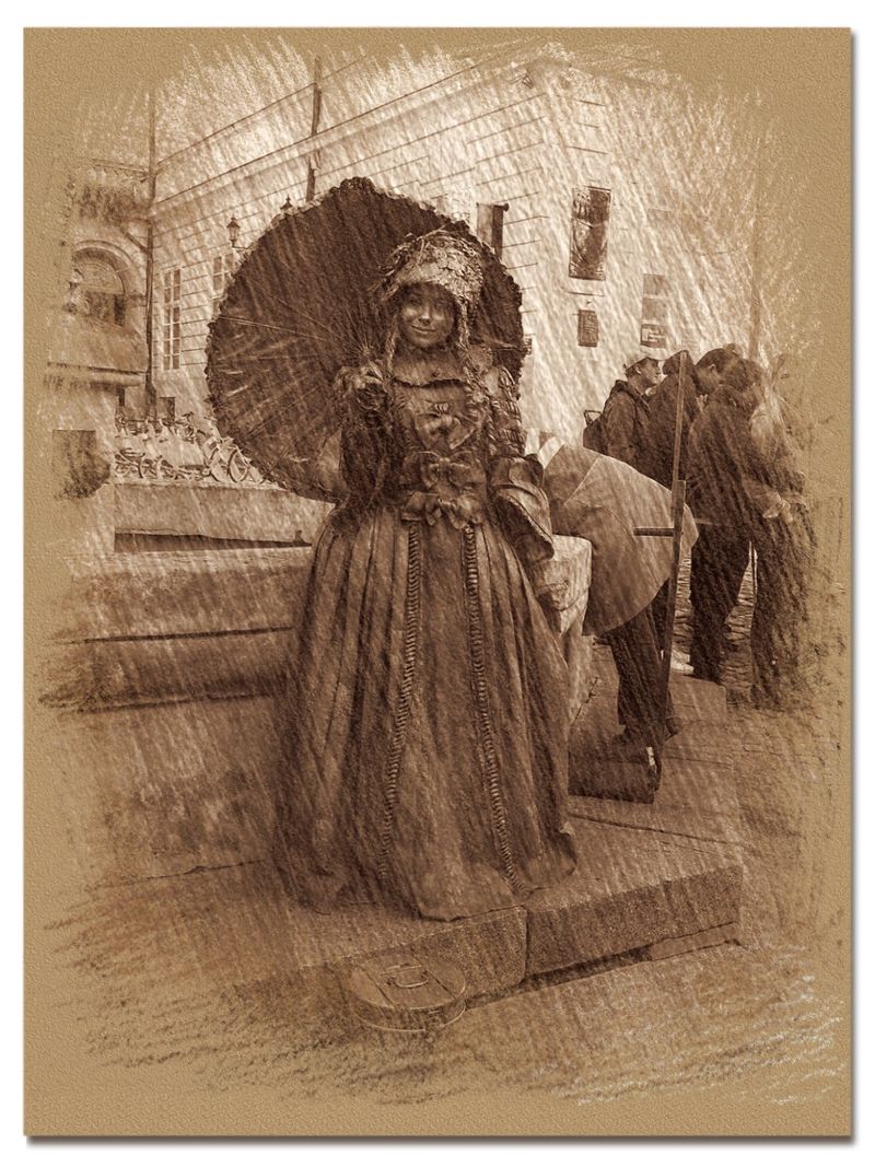 © Andrei  Kolyaskin - Living  sculpture  on  the central  part  of   Lviv  City , Ukraine .