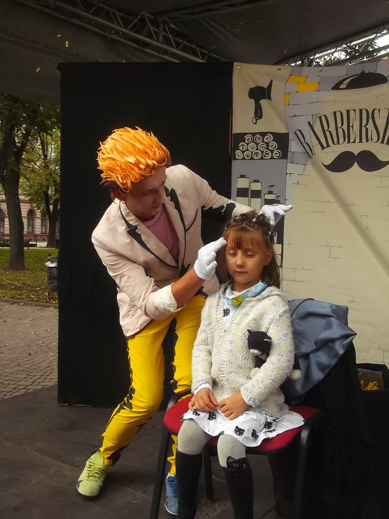 © Andrei  Kolyaskin - Living  sculptures  show  on  the  central  part  of  Ivano - Frankivsk  City , Ukraine .