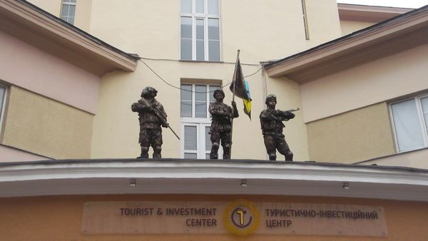 © Andrei  Kolyaskin - Living  sculptures  on  the  Independence  Day  in  Ivano - Frankivsk  City , Ukraine .