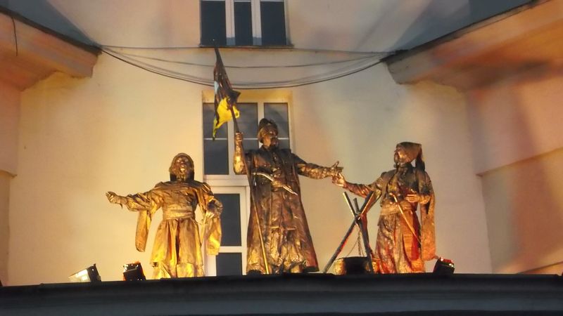 © Andrei  Kolyaskin - Living  sculptures  on  the  Independence  Day  in  Ivano - Frankivsk  City , Ukraine .