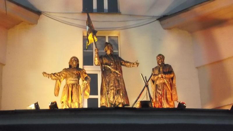 © Andrei  Kolyaskin - Living  sculptures  on  the  Independence  Day  in  Ivano - Frankivsk  City , Ukraine .