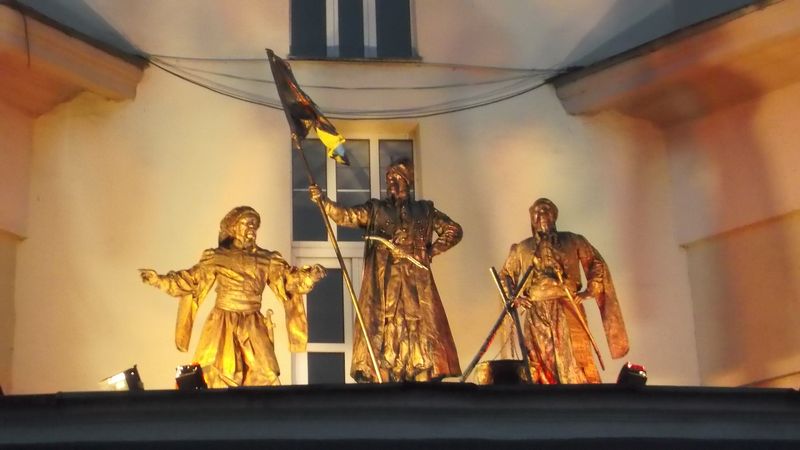 © Andrei  Kolyaskin - Living  sculptures  on  the  Independence  Day  in  Ivano - Frankivsk  City , Ukraine .