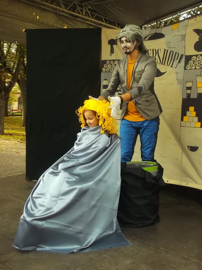 © Andrei  Kolyaskin - Living   sculptures  show  on  the  central  part  of  Ivano - Frankivsk  City , Ukraine .