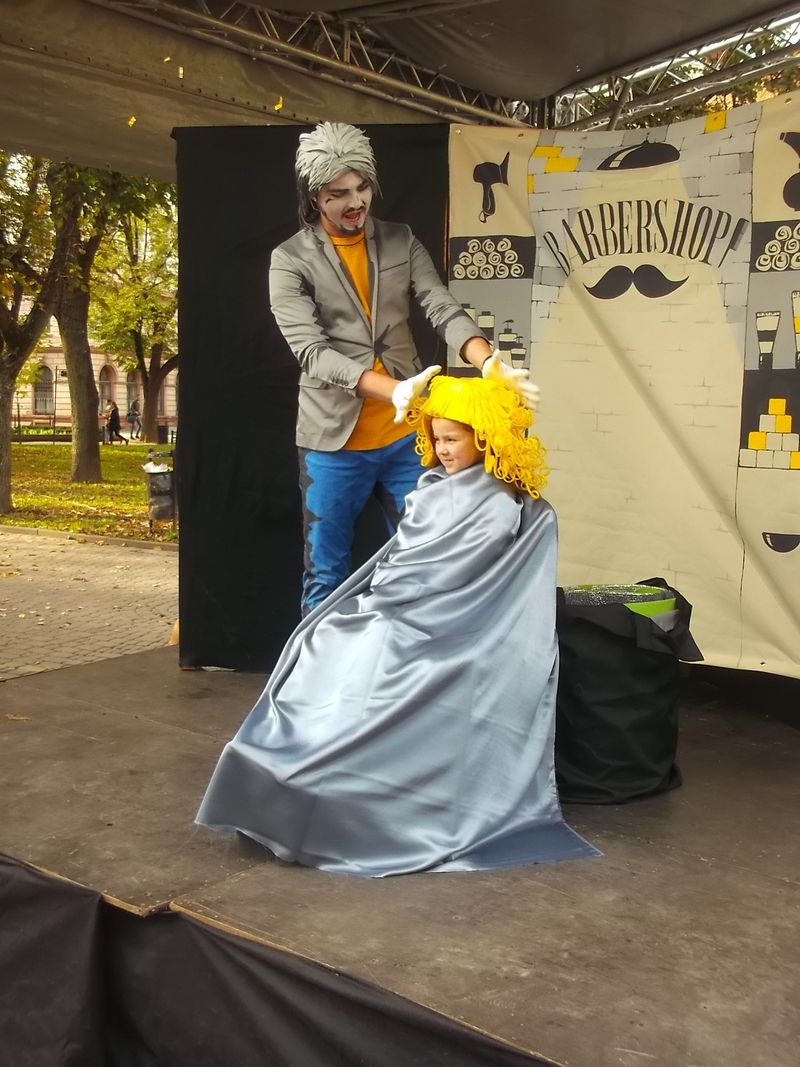 © Andrei  Kolyaskin - Living   sculptures  show  on  the  central  part  of  Ivano - Frankivsk  City , Ukraine .