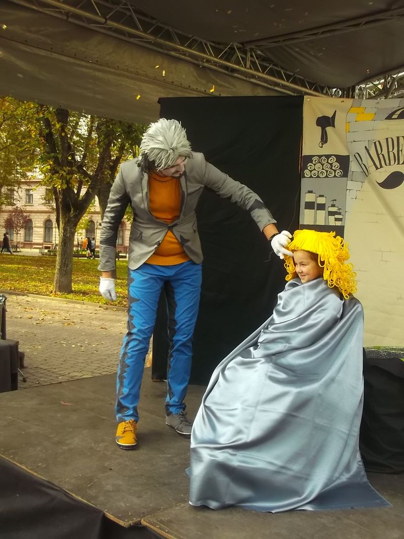 © Andrei  Kolyaskin - Living   sculptures  show  on  the  central  part  of  Ivano - Frankivsk  City , Ukraine .