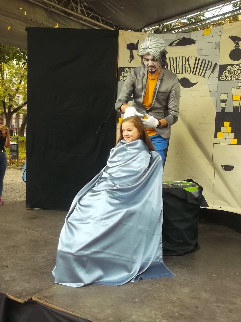 © Andrei  Kolyaskin - Living   sculptures  show  on  the  central  part  of  Ivano - Frankivsk  City , Ukraine .