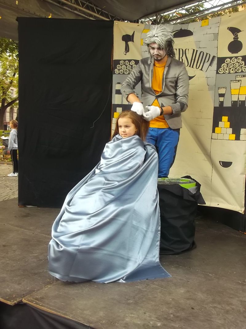 © Andrei  Kolyaskin - Living   sculptures  show  on  the  central  part  of  Ivano - Frankivsk  City , Ukraine .