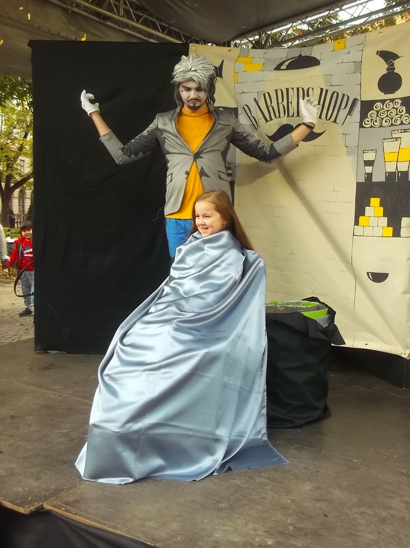 © Andrei  Kolyaskin - Living   sculptures  show  on  the  central  part  of  Ivano - Frankivsk  City , Ukraine .