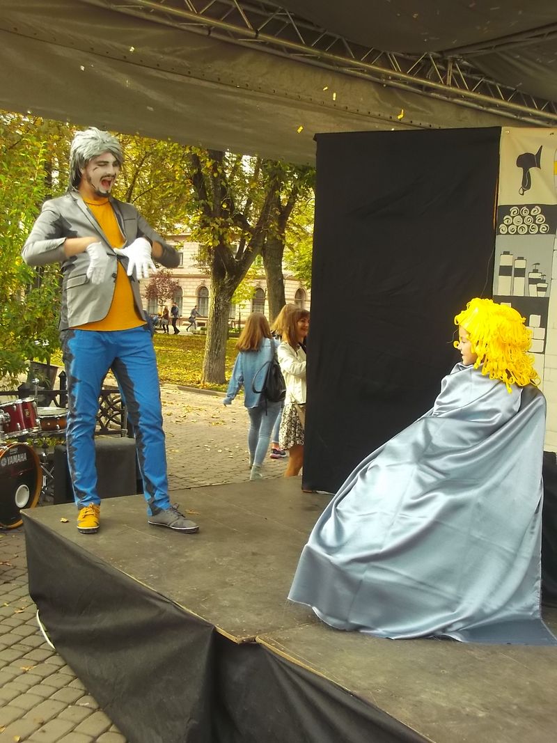 © Andrei  Kolyaskin - Living   sculptures  show  on  the  central  part  of  Ivano - Frankivsk  City , Ukraine .