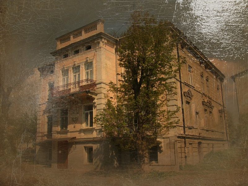 © Andrei  Kolyaskin - Living  house  from  19th  century  in  town  Drogobych  of  Lviv  region , Ukraine .