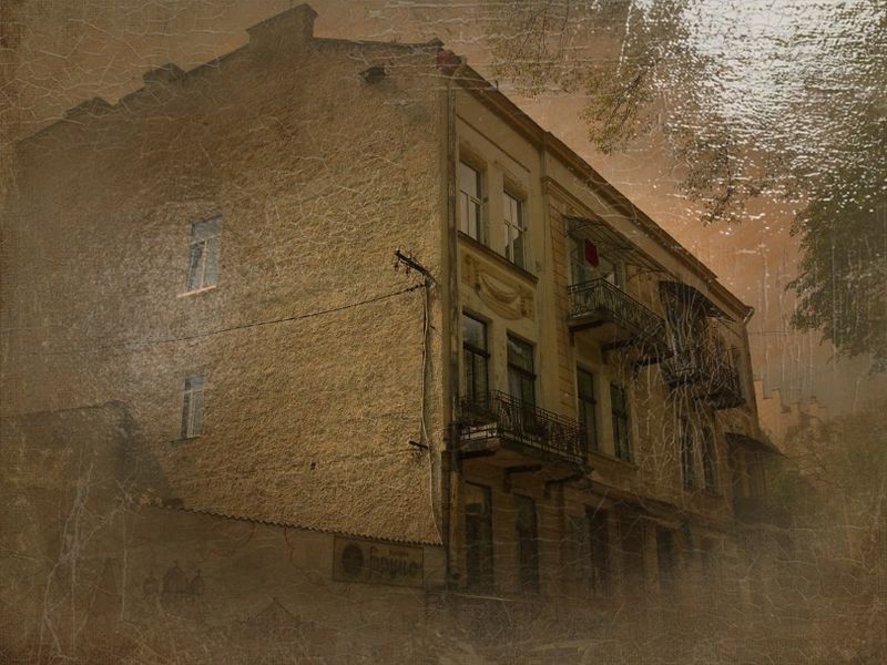 © Andrei  Kolyaskin - Living  house  from  19th  century  in  town  Drogobych  of  Lviv  region , Ukraine .