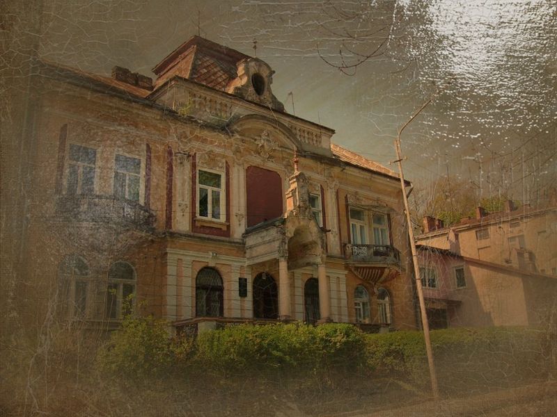 © Andrei  Kolyaskin - Living  house  from  19th  century  in  town  Drogobych  of   Lviv  region , Ukraine .