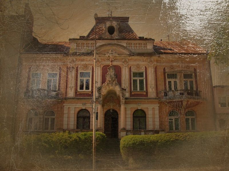 © Andrei  Kolyaskin - Living  house  from  19th  century  in  town  Drogobych  of  Lviv  region , Ukraine .