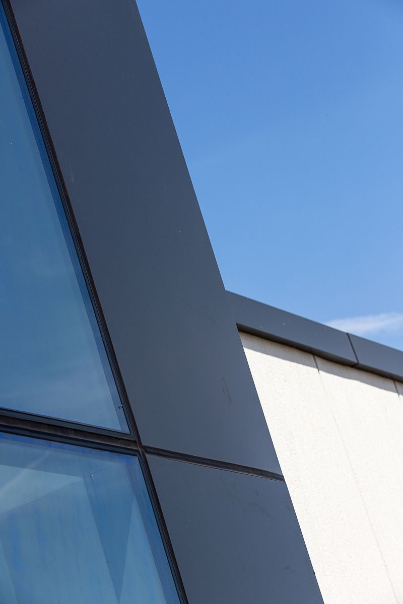 © Yuscast - Glass, Steel and Sky