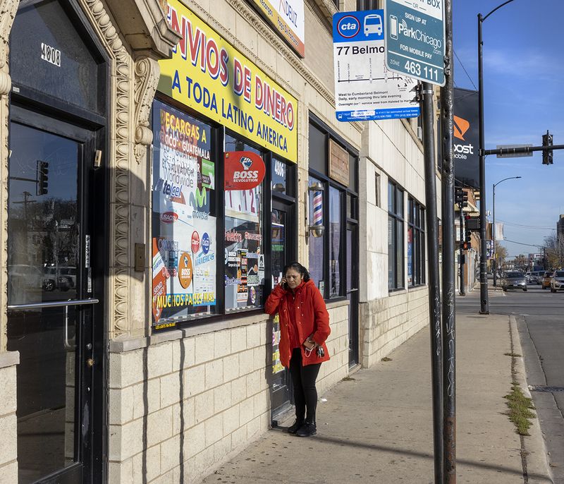 © Jennifer Teresa Villanueva - Mama llamando a mi abuelita Chata sobre su depósito, Mom calling my Grandma Chata about her deposit, 2021