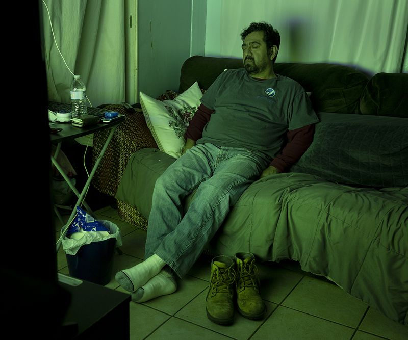 © Jennifer Teresa Villanueva - Papa durmiendo mientras viendo el partido de fútbol, Dad sleeping while watching football match, 2022