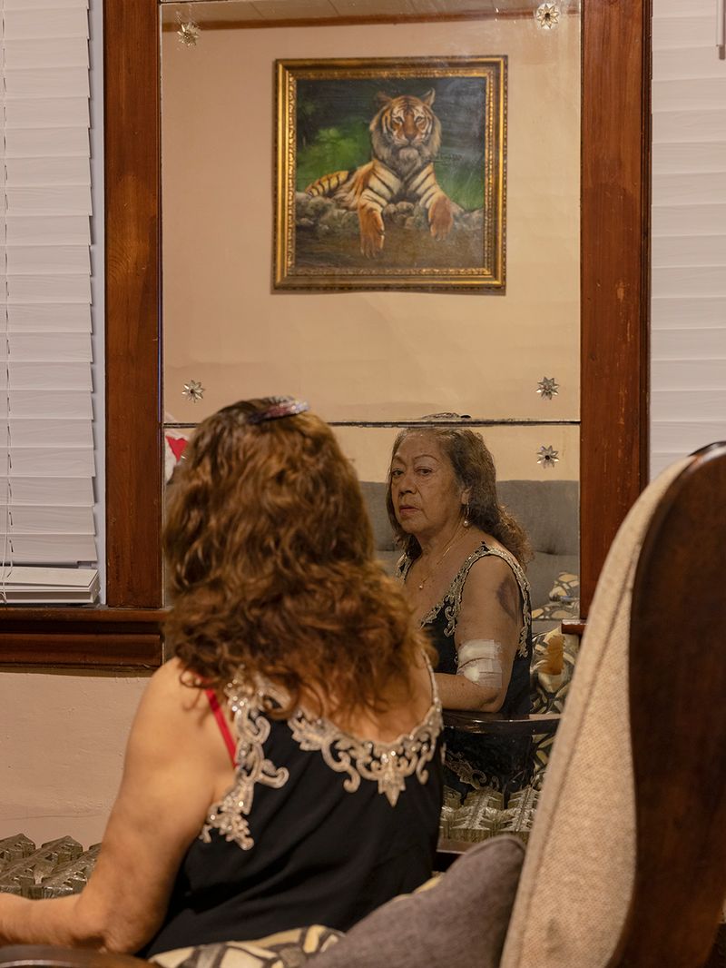 © Jennifer Teresa Villanueva - Abuelita antes del espejo, Grandma before the mirror, 2021