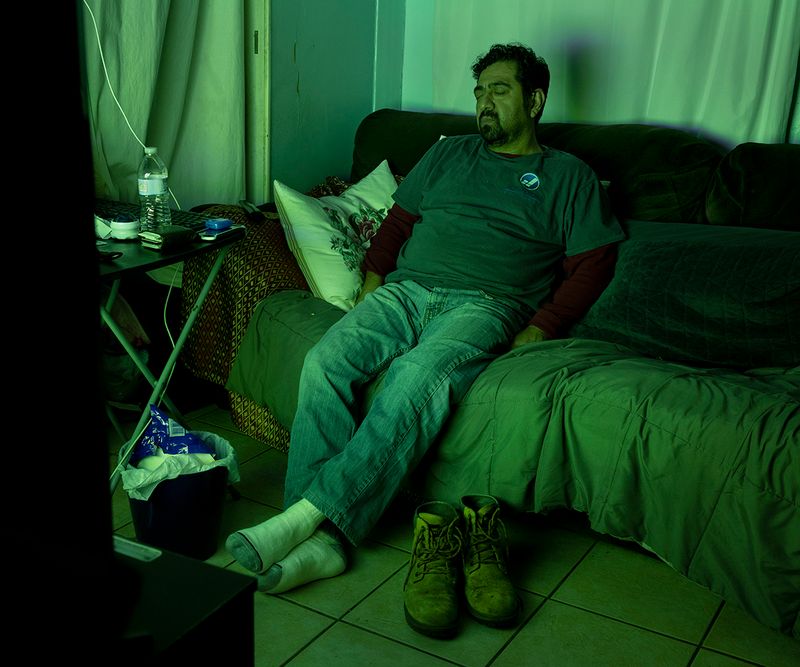 © Jennifer Teresa Villanueva - Papa durmiendo mientras viendo el partido de fútbol, Dad sleeping while watching football match, 2022